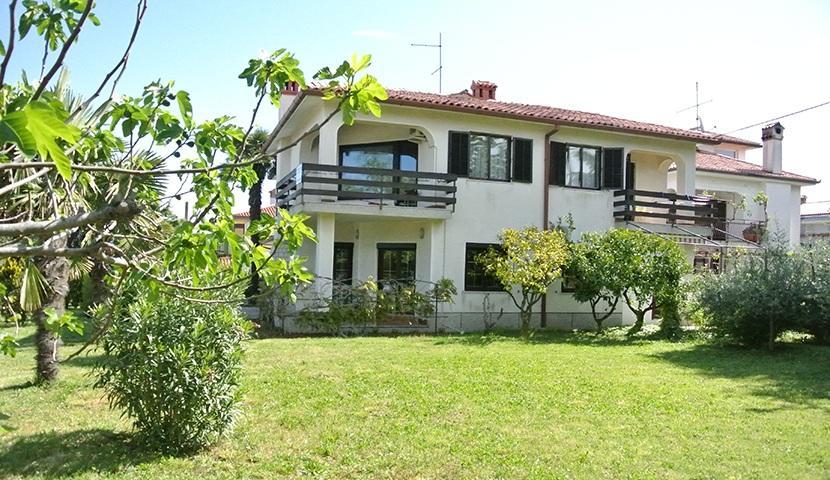 Apartmaji Nika Izola Bagian luar foto