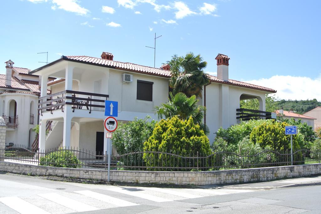 Apartmaji Nika Izola Bagian luar foto